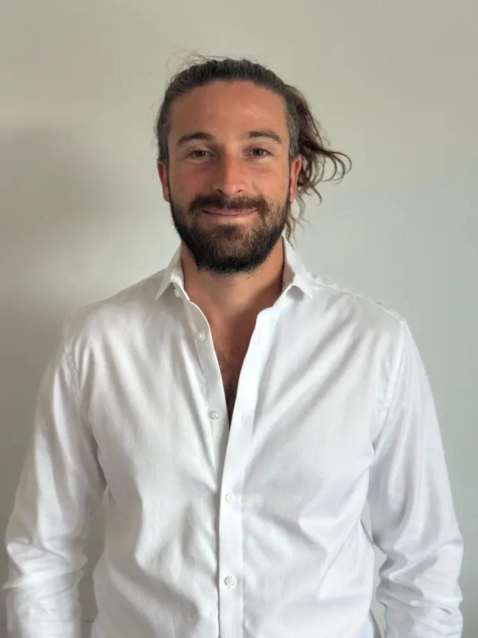 Jeremy, Fondateur de Swiss Nature Care. Vision et engagement pour le CBD de qualité pharmaceutique et la conformité en Suisse.